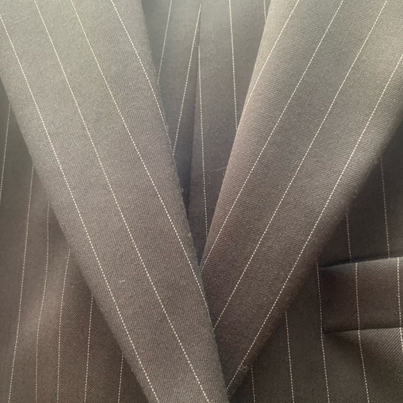 Mens 2 piece suit- like new - Picture 2 of 9